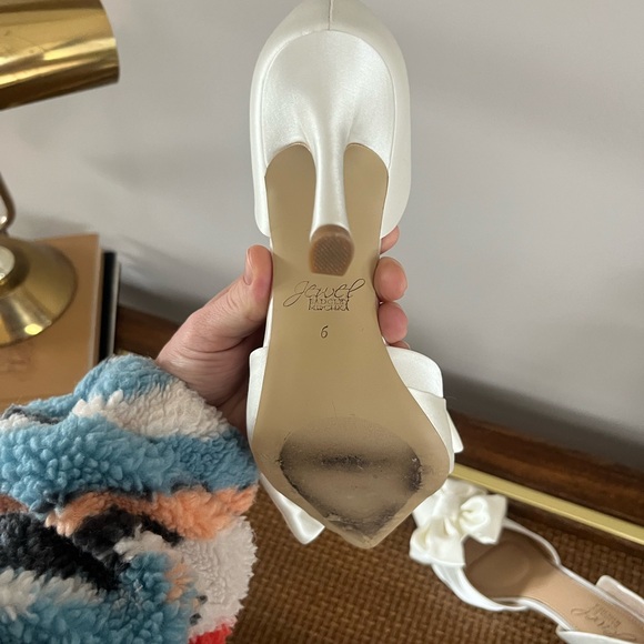 Elegant Jewel Badgley Mischka White Bow Bridal Pumps - Picture 12 of 15